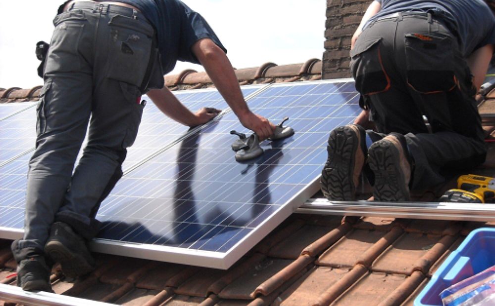 How to Choose the Right Solar Panel Cleaner for Your Home or Business