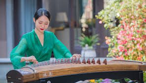 What role do traditional Chinese instruments play in Akoun 昆醬’s music?